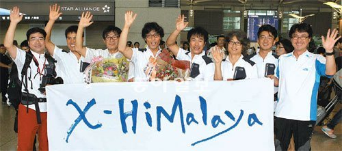 세계 최초로 히말라야 산맥 2400km를 패러글라이딩으로 횡단하는 히말라야 원정대가 12일 파키스탄 이슬라마바드로 출발했다. 본보는 원정대와 동행하며 히말라야의 비경을 독자들에게 전할 예정이다. 본보 이훈구 기자(왼쪽부터), 함영민 대원, 송진석 
단장,박정헌 원정대장, 홍필표 대원 등이 출발에 앞서 파이팅을 외치고 있다. 인천=김동주 기자 zoo@donga.com(위쪽 
두번째)