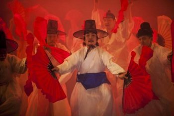 '템페스트' 초반 신라 자비왕의 일행이 탄 배에 불이 붙은 상황을 붉은 부채춤으로 강렬히 표현 중인 극단 목화의 배우들. 극단 목화 제공