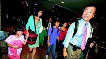 게리 로크 주중 미국대사가 12일 가족과 함께 서우두 공항에 도착했다. 로크 대사와 가족은 많은 짐을 직접 들고 입국해 권위를 중시하는 중국인에게 참신한 인상을 주었다. 사진 출처 광저우일보