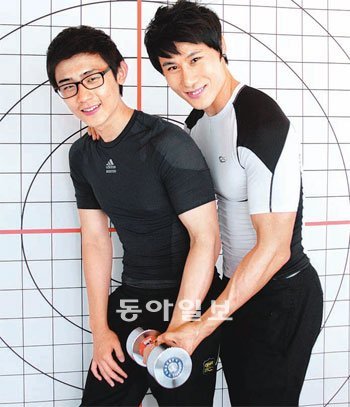 충북고 2학년 최두영 군(왼쪽)은 최근 서울 강남구 신사동에서 퍼스널 헬스트레이너 김진 씨를 인터뷰했다. 최 군은 김 씨와 함께 ‘공부에 도움이 되는 운동’을 체험한 뒤 포즈를 취했다.