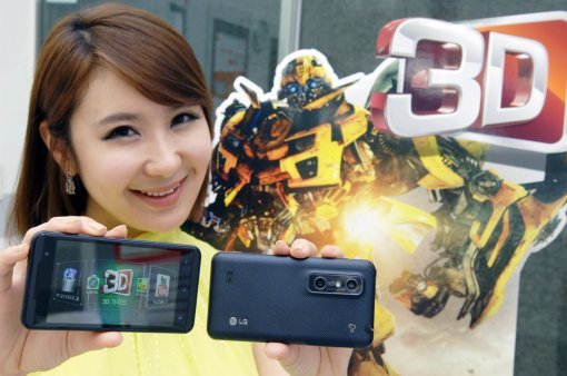 LG전자는 옵티머스3D(사진)의 체험용 제품을 늘리는 등 기존 인기 제품의 프로모션을 강화하고 하반기 중에는 LTE폰도 출시할 계획이다.사진제공｜LG전자
