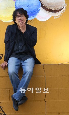 완벽주의적인 ‘편향’이 있다고 스스로를 평가한 봉준호 감독은 “다음 작품부터는 시나리오 작가의 도움을 받을 것”이라고 말했다.김미옥 기자 salt@donga.com