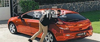 한국GM 쉐보레 ‘크루즈5’ 광고(남자편)의 한 장면. 광고는 누군가에게 화를 내고 있는 장면으로 시작하지만 알고 보면 화를 내는 대상은 사람이 아닌 크루즈5라는 반전 광고다. 한국GM 제공