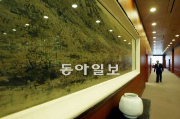 한 정부 부처 사무실 외벽에 걸려 있는 산수화. 이훈구 기자 ufo@donga.com