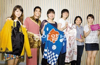 대구 초중고교생들에게 다문화 교육을 하는 영남대 6개국 유학생들이 전통의상을 보여 주고 있다. 영남대 제공