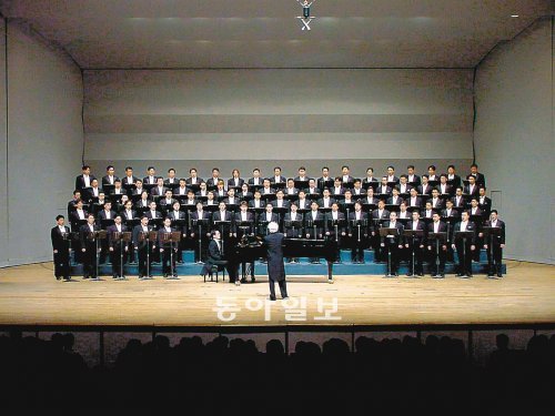 지난해 열린 부산,울산,경남 연합합창단 교류음악회에서 합창단원들이 공연하고 있다. 부산문화회관 제공