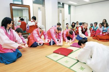 독일 본대학 학생들이 계명대 국제교육센터에서 한국전통예절을 배우고 있다. 계명대 제공