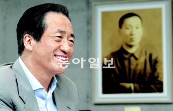 정주영 회장 10주기에 맞춰… 한나라당 정몽준 전 대표가 16일 서울 종로구 아산정책연구원에서 가진 본보와의 인터뷰에서 기부문화 확산을 강조하고 있다. 그는 “아버지(정주영 전 현대그룹 명예회장) 10주기를 맞아 ‘아산나눔재단’ 설립에 뜻을 모았다”고 했다. 정 전 대표 뒤로 보이는 사진은 정 전 명예회장의 20대 모습. 김경제 기자 kjk5873@donga.com