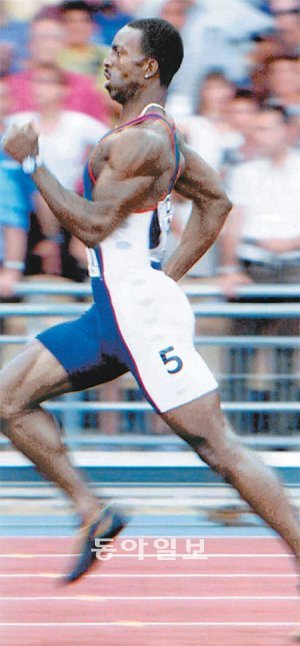 마이클 존슨(미국)이 1999년 32세의 나이에 남자 400m에서 세운 세계기록(43초18)은 12년이 지난 올해까지 깨지지 않고 있다. 존슨은 상체를 꼿꼿이 세우고 짧은 보폭으로 달리는 독특한 주법으로 세계선수권 200m와 400m에서 모두 8개의 금메달을 목에 걸었다. 동아일보DB