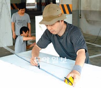 일본 조각가 마쓰다가 KT&G 건물 안에서 공예비엔날레를 상징하는 작품 ‘일월수’를 만들고 있다. 청주공예비엔날레조직위 제공