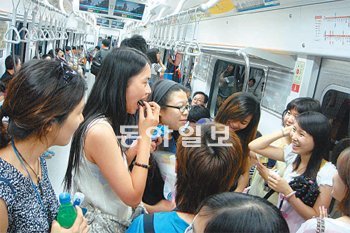 외국인 관광객이 투어버스 대신 지하철을 타고 서울시내 곳곳으로 이동하고 있다. 유하늘 인턴기자 연세대 신문방송학과 3학년