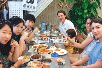 서머 페스티벌 서울탐험에 참가한 외국인 관광객들이 서울 종로구 예지동 광장시장에서
떡볶이와 순대를 먹고 있다. 유하늘 인턴기자 연세대 신문방송학과 3학년