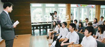 일본 규슈대 1학년 학생들이 부산대 박성훈 대외교류본부장에게서 한일해협권 칼리지 프로그램 세부 일정에 대해 설명을 듣고 있다. 부산대 제공