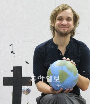 ‘우어파우스트’ 국내 초연작의 연출을 맡은 독일 연출가 다비트 뵈슈 씨. 지구본과 십자가는이번 공연에 쓰일 소품이다. 김미옥 기자 salt@donga.com