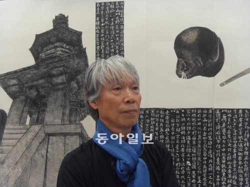 신라 땅 경주에 살면서 김생의 서예 미학에 매료돼 그를 위해 헌정 전시를 마련한 박대성 화백. 배경은 전시작품인 ‘진경희이(眞境希夷)-목탁과 다보탑 석가탑’. 경주=이광표 기자 kplee@donga.com