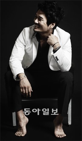 JK김동욱은 대중가요와 재즈, 클래식을 오가는 무대 구성이 어렵지 않느냐는 질문에 “어렵지만 무대는 전혀 어색하지 않다. 여러 번 연습한 결과 자연스럽게 이끌 수 있게됐다”며 자신감을 보였다. 물고기뮤직 제공