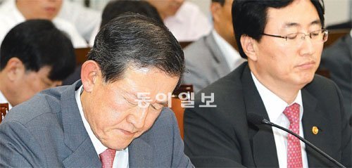 “국회를 능멸하나”… 몰아붙인 의원들, 고개숙인 전경련 회장  17일 국회 지식경제위원회가 주최한 공청회에 ㈜GS 회장인 허창수 전국경제인연합회 회장(왼쪽)이 출석했다. 대기업 총수가 ‘전경련 회장’ 자격으로 국회에 출석한 것은 이번이 처음이다. 대기업 행태 등에 대한 의원들의 질타가 쏟아지자 허 회장이 곤혹스러운 표정을 짓고 있다. 오른쪽은 최중경 지식경제부 장관. 전영한 기자 scoopjyh@donga.com