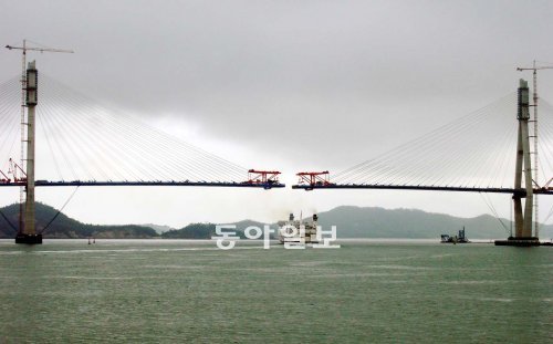 목포대교 건설공사의 핵심 공정인 사장교 구간의 마지막 교량 상판이 22일 최종 연결된다. 목포대교는 내년 6월 개통 예정이다. 익산지방국토관리청 제공