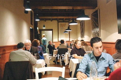 이탈리아 맛집들은 엄마 손 맛을 내세워 가족이 함께 운영하는 경우가 많다. 피렌체에서 아르노 강을 넘어가는 길목에 위치한 레스토랑 ‘일구치오’에서 맛본 가정식 요리는 아직도 잊지 못할 추억이다. 김보연 씨 제공