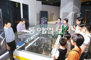 과학관 직원이 체험 관람객에게 고출력 레이저를 이용해 고무풍선을 터뜨려 보이고 있다. 대전=전승민 동아사이언스 기자 enhanced@donga.com