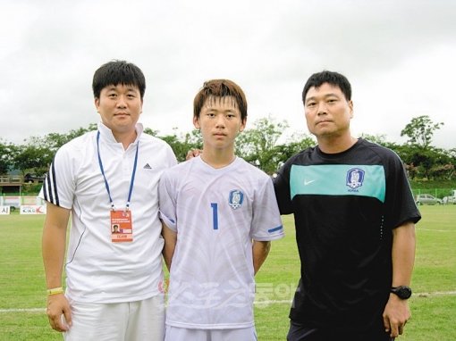 유소년국제축구대회 한국 신라팀 코치 김정섭, 선수 박동준, 김상석 감독(왼쪽부터) 윤태석 기자 (트위터@Bergkamp08) sportic@donga.com