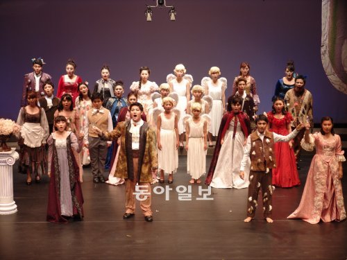 18일 경기 의정부시 의정부2동 의정부예술의전당 소극장에서 펼쳐진 오페라 ‘마술피리’ 공연. 이 공연에는 이 지역 청소년 30여 명이 열연했다. 이들은 동아일보가 2007년부터 청소년을 대상으로 실시해 온 ‘친구야, 문화예술과 놀자’ 프로그램을 통해 공연에 참여했다. 의정부예술의전당 제공