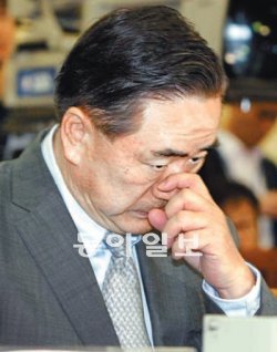 18일 국회 환경노동위원회에서 열린 ‘한진중공업 청문회’에서 조남호 한진중공업 회장이 코를 만지며 곤혹스러운 표정을 짓고 있다. 전영한 기자 scoopjyh@donga.com