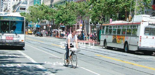 미국 도시 중에서도 대중교통 분담률이 높은 샌프란시스코는 자전거 전용 도로가 잘 구축돼 있다. 대중교통이나 도보, 자전거로 출퇴근하는 비중이 지난해 기준 45.1%나 된다. 사진은 샌프란시스코 시 마켓 스트리트. 샌프란시스코=신수정 기자 crystal@donga.com