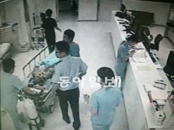 경북 북부 제1교도소 수감 중 18일 새벽 자살을 기도한 신창원이 의식을 잃은 채 병원으로 옮겨지고 있다. 신창원은 병원 도착 당시 의식불명 상태였지만 차츰 호전돼 생명에는 지장이 없는 것으로 알려졌다. 안동병원 제공