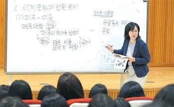 19일 오전 서울 종로구 풍문여고에서 문화재 반환과 일본 사회에 관한 수업을 한국어로 진행한 나가오지마코 교사. 그는 “아시아 다른 나라를 얕보는 일본 우익을 우려하는 목소리가 일본 내에도 있음을 알리고 싶다”고 말했다. 원대연 기자 yeon72@donga.com