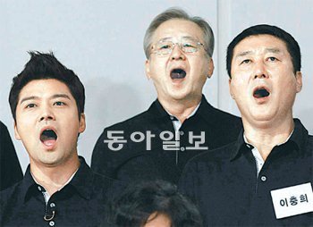 KBS 해피선데이 남자의 자격 ‘청춘 합창단’에서 열창하고 있는 왕년의 슛도사 이충희 씨(오른쪽). KBS 제공