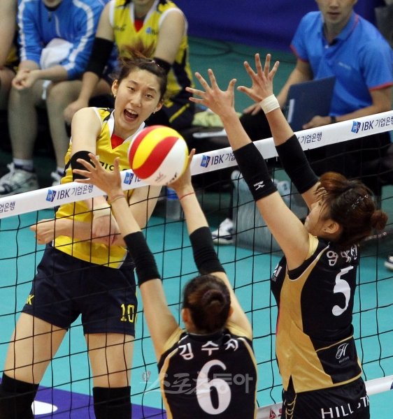 19일 오후 수원 실내체육관에서 열린 수원 IBK기업은행컵 준결리그 현대건설과 IBK기업은행의 프로배구 여자경기에서 IBK기업은행 박정아가 공격을 하고 있다. 수원ㅣ박화용 기자 (트위터 @seven7sola) inphoto@donga.com