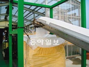 전남 신안군 도초면 외남리 성창염전에 설치된 천일염 컨베이어. 이곳에서는 염부들 대신 자동화된 컨베이어가 천일염을 운반한다. 성창염전 제공