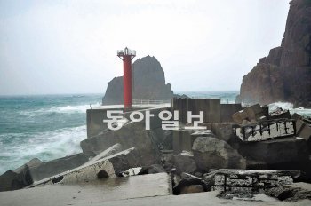 태풍 무이파에 부서진 전남 신안군 흑산면 가거도 방파제.동아일보DB