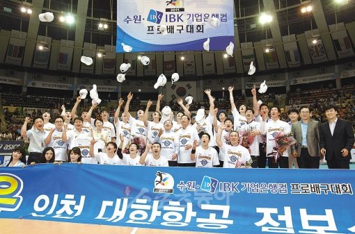 대한항공이 우리캐피탈을 완파하고 2011 IBK 기업은행 KOVO컵 우승컵을 차지했다.   지난 시즌 V리그 정규리그 우승팀 대한항공이 21일 수원실내체육관에서 열린 2011 수원-IBK 기업은행 KOVO컵 결승전에서 우리캐피탈을 3-0(27-25 25-13 25-14)으로 꺾고 우승했다.  우승을 자축하며 선수들과 구단 관계자들이 기념촬영하고 있다.  수원ㅣ임진환 기자 (트위터@binyfafa) photolim@donga.com