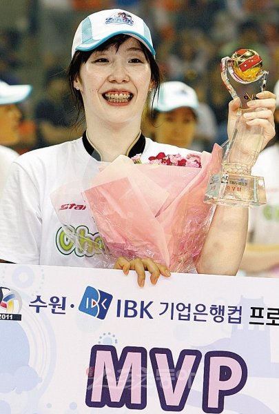 활짝 웃고 있는 여자부 MVP 도로공사 김선영. 스포츠동아DB