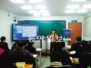 한자는 전문교육기관이 많지 않아 집중적으로 학습할 기회가 비교적 적다. 이런 이유로 최근 한자학습서 전문 출판업체 우리한자가 운영하는 ‘우리한자 지도사교육 과정’이 주목받고 있다. 사진은 우리한자 지도사교육 과정 수업장면. 우리한자 제공
