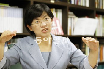 민주노동당 이정희 대표가 17일 국회 의원회관 사무실에서 동아일보와 인터뷰를 하고 있다. 집에서는 두 아들의 엄마. 하루 일과를 묻자 “오전 6시 일어나 늦게 잔다. 그래도 현안이 없는 요즘은 집에 좀 일찍 들어간다. 밤 11시경에”라며 웃었다. 전영한 기자 scoopjyh@donga.com