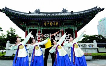 “저 어울리나요” 대구 세계육상선수권대회에 출전한 우사인 볼트는 몸이 열 개라도 부족할 정도다. 몰려드는 행사 스케줄로 ‘세상에서 가장 바쁜 사나이’가 된 것 같다. 20일 대구 국채보상공원 내 달구벌 대종 앞에서 열린 환영 행사에서 한복 차림의 공연자들과 함께 자신의 트레이드마크인 번개 포즈를 취하고 있는 볼트. 푸마코리아 제공