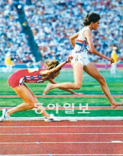 1984년 미국 로스앤젤레스 올림픽 여자 3000m 결승에서 졸라 버드(오른쪽)와 메리 데커의 발이 서로 엉켜 데커가 넘어지고 있다. 동아일보DB