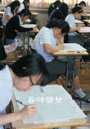 대학입시를 성공적으로 마치기 위해서는 시험을 보는 수험생만큼 부모의 역할이 중요하다. 대입지원전략을 함께 고민하고, 자녀와 공감대를 찾아 대화를 나눠보자. 수험기간은 수험생과 부모 모두에게 피하고 싶은 고통스러운 시간이 아닌 좋은 추억이 될 수 있다. 동아일보 DB