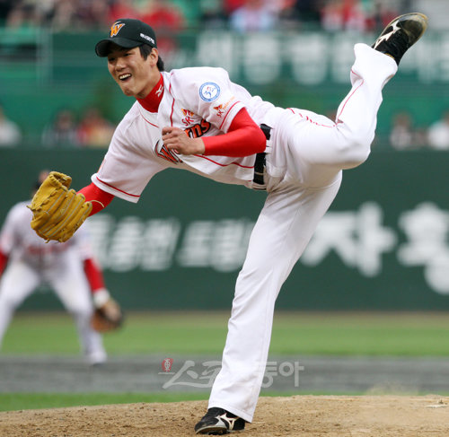 투수가 공을 던진 후의 자세(follow-through)에서 머리보다 더 높게 뒷발이 올라갈 정도로 강하게 투구하는 투수는 흔하지 않다. 한국에서는 SK 김광현(사진)과 고효준이 대표적인 경우다.스포츠동아DB