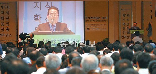 22일 서울 강남구 삼성동 코엑스에서 열린 지식융합 콘퍼런스에서 이어령 전 문화부 장관이 ‘미래 지식융합사회’를 주제로 기조 강연을 하고 있다. 홍진환 기자 jean@donga.com