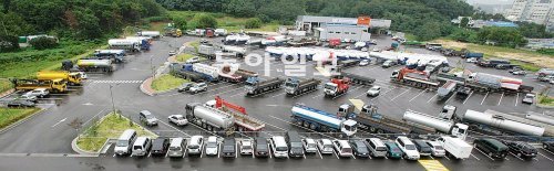 올 3월 개장한 ‘울산 화물차 전용휴게소’의 화물차 정기주차 이용률이 96.7%로 나타나는 등 화물차 운전사들에게 인기를 끌고 있다. 울산시 제공