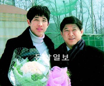 황재균 선수의 고교 졸업식 때 아들과 함께 포즈를 취한 황정곤 단장. 황정곤 단장 제공