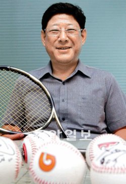 황정곤 산업은행 스포츠금융단장에게 테니스 라켓과 아들 황재균 선수의 사인볼은 그만의 영업 무기다. 황 단장은 “이제 테니스 라켓보다는 아들 사인볼이 더 잘 통한다”고 말
했다. 김재명 기자 base@donga.com