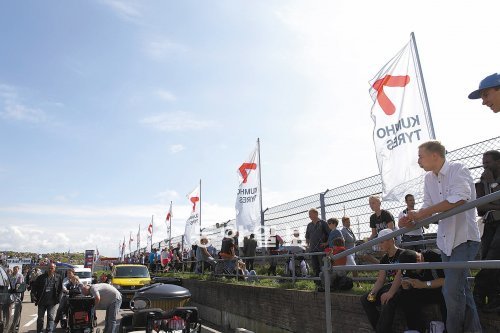 마스터스 F3 대회가 열린 네덜란드 잔드보르트 서킷은 수 많은 관람객들로 북적였다. 이번 대회에서는 펠렉스 로젠비스트가 우승컵을 거머쥐었다(사진 오른쪽). 금호타이어 제공