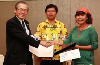 오에 히데오 규슈관광추진기구 본부장,고창후 서귀포시장, 서명숙 제주올레 이사장(왼쪽부터)이 23일 업무체휴를 했다.