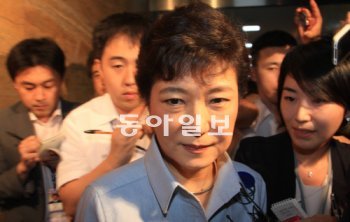 한나라당 박근혜 전 대표가 23일 기자들에게 둘러싸여 질문을 받으면서 국회 본회의장으로 들어가고 있다. 박 전 대표는 이날 미국 외교전문 격월간지인 ‘포린어페어스’를 통해 한반도 문제의 해결 방법으로 ‘신뢰외교’와 ‘균형정책’을 제시했다. 박영대 기자 sannae@donga.com