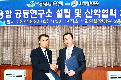 어진 안국약품 대표이사(오른쪽)가 이영선 한림대 총장과 협약을 체결한 뒤 악수를 하고 있다.